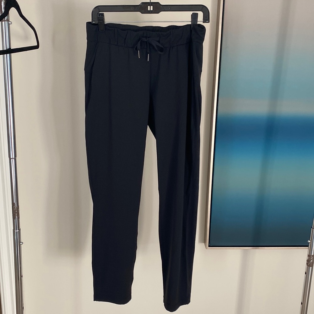 Lululemon black pant with pockets, light weight material size 6.